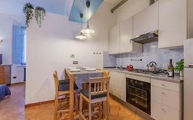 Guesthost - Ferrara Station Essential Apartment With Parking